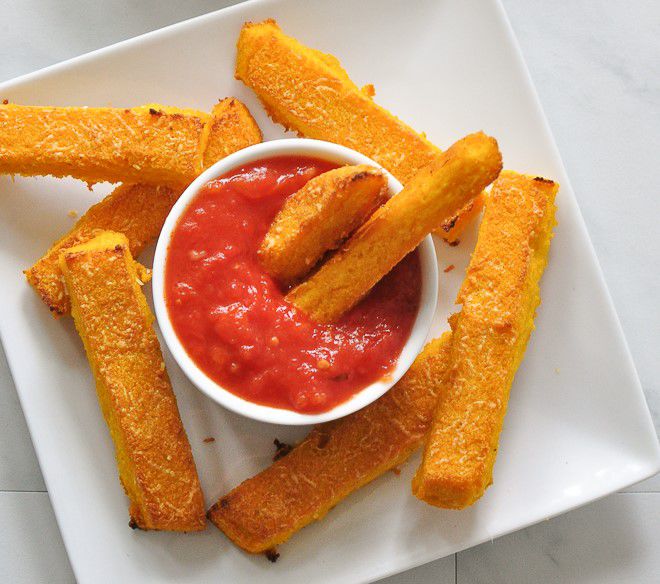 Bastoncitos de polenta: acompañados con una mayonesa de zanahoria o un alioli