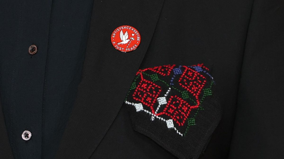 ¿Qué son los símbolos que usaron los actores y cineastas en la alfombra roja de los Oscar 2026?