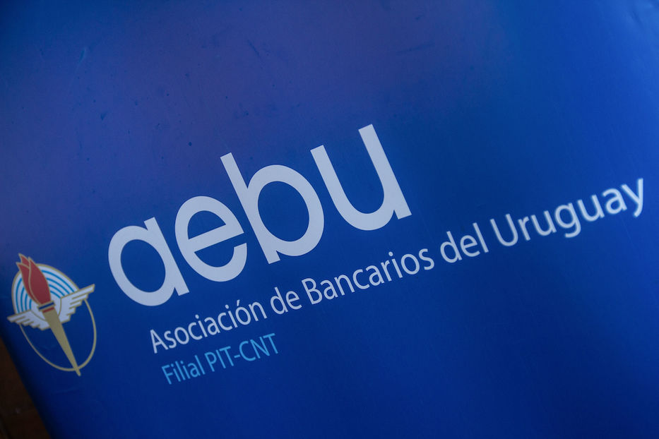 AEBU denunció que se registra una “migración de clientes” de bancos públicos a privados