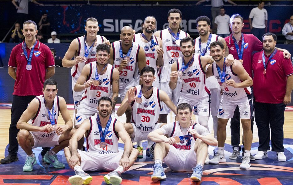 Básquetbol:  Nacional vapuleó a Flamengo en Obras y fue tercero en la Champions League