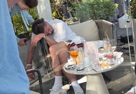 Pagaron 100 millones por él, se perderá el Mundial por lesión y se durmió beodo en un bar